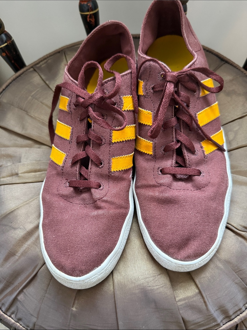 Adidas men size 9 new headstock Maroon Canvas Sneakers with Yellow Stripes 2014